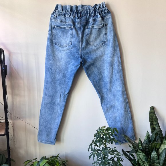 Gently Worn Almost Famous Crave Fame Juniors' Paperbag-Waist Skinny Jeans - Picture 10 of 14